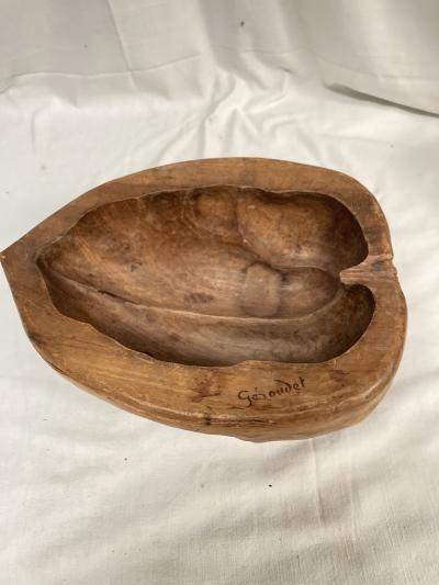 Very interesting wood bowl forming a nuts signed by Felix Geroudet