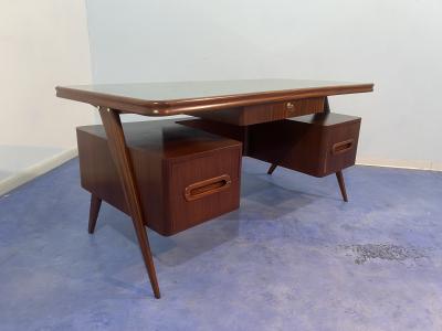 Vittorio Dassi Mobilificio Dassi Dassi Italian Mid Century Executive desk designed by Vittorio Dassi in 1950s