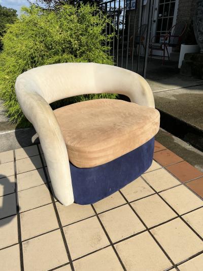 Vladimir Kagan POST MODERN TRI COLOR ULTRA SUEDE SWIVEL CHAIR IN THE STYLE OF KAGAN