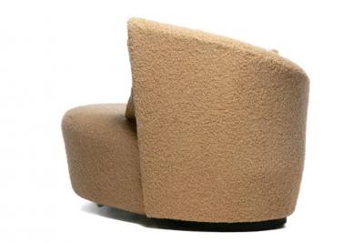 Vladimir Kagan Vladimir Kagan Bilbao Swiveling Chaise Lounge in Luxurious Latte Boucl 