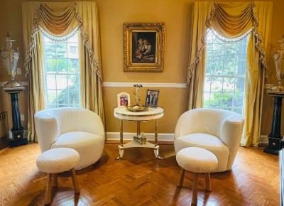 Vladimir Kagan Vladimir Kagan Style White Boucle Nautilus Style Swivel Chairs USA 1970s