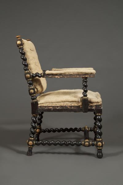 William Trotter AN UNUSUAL SET OF TWELVE EBONIZED MAHOGANY BARLEY TWIST TURNED DINING CHAIRS