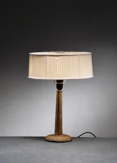 Woven wicker table lamp