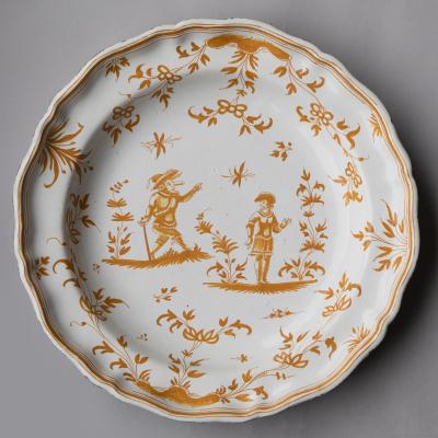 YELLOW AND WHITE FAIENCE DE MOUSTIERS SERVING PLATE WITH SHAPED RIM