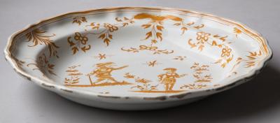 YELLOW AND WHITE FAIENCE DE MOUSTIERS SERVING PLATE WITH SHAPED RIM