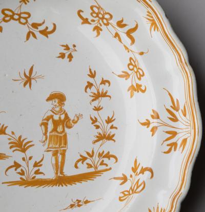 YELLOW AND WHITE FAIENCE DE MOUSTIERS SERVING PLATE WITH SHAPED RIM