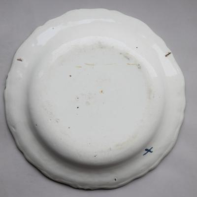 YELLOW AND WHITE FAIENCE DE MOUSTIERS SERVING PLATE WITH SHAPED RIM