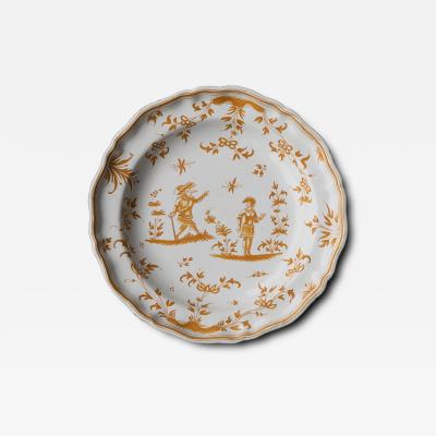 YELLOW AND WHITE FAIENCE DE MOUSTIERS SERVING PLATE WITH SHAPED RIM