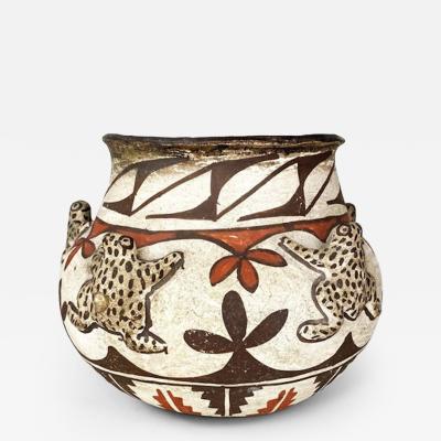 Zuni pottery jar with frogs