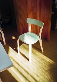  Artek Authentic Chair 69 in Birch with White Lacquer by Alvar Aalto Artek - 996909