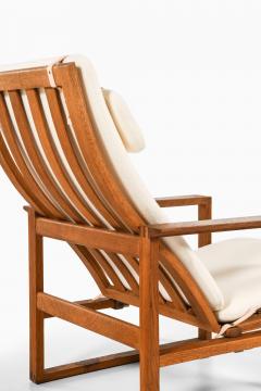  B rge Mogensen Borge Mogensen Pair of Easy Chairs with Stools in Oak and Brass by B rge Mogensen 1950s - 4479075