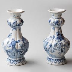  De Porceleyne Schotel A PAIR OF 18TH CENTURY CHINOISERIE DUTCH DELFT BLUE AND WHITE VASES - 1140254