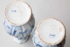  De Porceleyne Schotel A PAIR OF 18TH CENTURY CHINOISERIE DUTCH DELFT BLUE AND WHITE VASES - 1140264