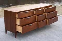  Dillingham Manufacturing Company Large Mid Century Modern Walnut Triple 9 Drawer Dresser Dillingham - 4126548
