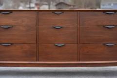  Dillingham Manufacturing Company Large Mid Century Modern Walnut Triple 9 Drawer Dresser Dillingham - 4126591