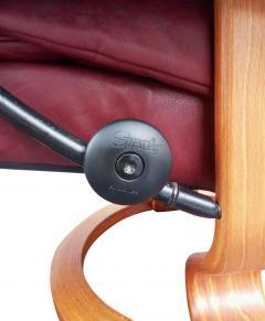  Ekornes Stressless Ekornes Stressless Adjustable Burgundy Leather Recliner Ottoman Norway Medium - 2618165