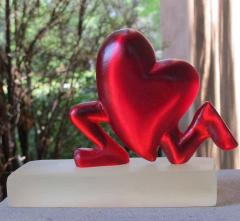  Glenn Green Galleries Running Heart red resin  - 1843936