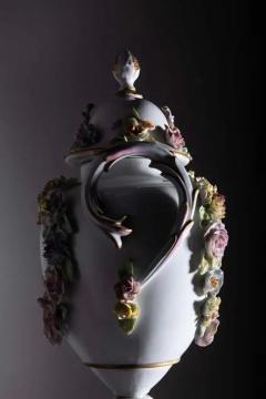  Italian school XX ct Capodimonte Porcelain Vase with Lid from the 20th Century - 3690874