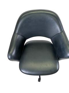  Knoll Saarinen Executive Armchair in Obsidian Black Leather Black Swivel Base  - 3956387