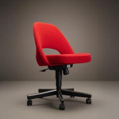  Knoll Saarinen Executive Armless Office Desk Chair in Cato Fire Red by Knoll - 4591019