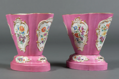  Meissen Porcelain Manufactory A PAIR OF MEISSEN PORCELAIN PINK GROUND CACHE POTS 19TH CENTURY - 3567076