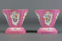  Meissen Porcelain Manufactory A PAIR OF MEISSEN PORCELAIN PINK GROUND CACHE POTS 19TH CENTURY - 3567119