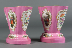  Meissen Porcelain Manufactory A PAIR OF MEISSEN PORCELAIN PINK GROUND CACHE POTS 19TH CENTURY - 3567159