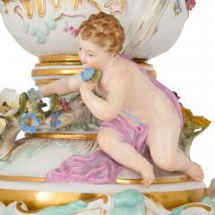  Meissen Porcelain Manufactory Large Meissen flower encrusted potpourri vase in the Rococo style - 3710537