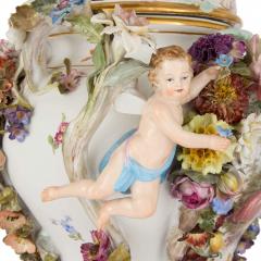  Meissen Porcelain Manufactory Large Meissen flower encrusted potpourri vase in the Rococo style - 3710538