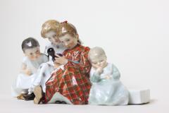  Meissen Porcelain Manufactory Meissen Porcelain of Four Children on a Bench by Konrad Hentschel 1906 Germany - 2380145