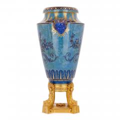  S vres Porcelain Manufacture Nationale de S vres S vres blue porcelain urn on gilt bronze plinth - 3970809