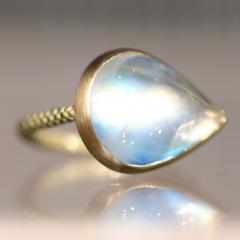  Talkative Rainbow Moonstone Pear Cabochon 22K Gold One of a Kind Ring Talkative 2024 - 4706436