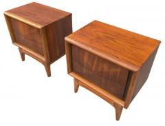  United Furniture Corporation Expertly Restored United Furniture Walnut Diamond Pair Nightstands Mcm 1960s - 4126478