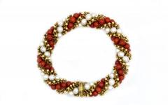  Van Cleef Arpels VAN CLEEF ARPELS CIRCA 1950S 18K YELLOW GOLD TWIST CORAL AND PEARL BRACELET - 1735227