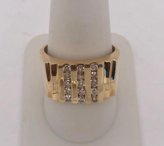 14 Karat Yellow Gold Cluster Ring with 15 Diamonds - 2658570