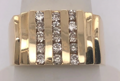 14 Karat Yellow Gold Cluster Ring with 15 Diamonds - 2658593