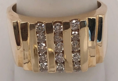 14 Karat Yellow Gold Cluster Ring with 15 Diamonds - 2658602