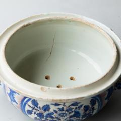 17TH CENTURY ROUND FAIENCE VEGETABLE DISH - 3810496