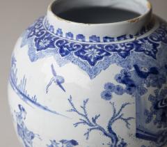 17th CENTURY NEVERS FAIENCE BALUSTER VASE IN THE CHINOISERIE TASTE - 4006430