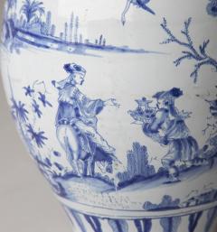 17th CENTURY NEVERS FAIENCE BALUSTER VASE IN THE CHINOISERIE TASTE - 4006435