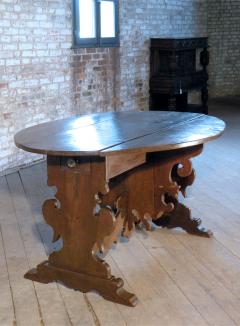 17th Century Italian Baroque Walnut Oval Drop Leaf Table - 3515520