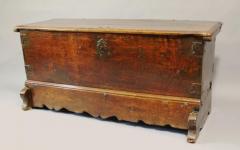 17th century Continental walnut cassone - 4780397
