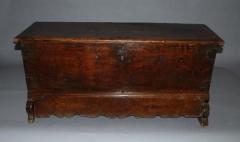 17th century Continental walnut cassone - 4780400