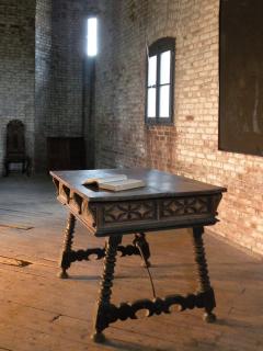 17th century Spanish Baroque Inlaid Walnut Desk or Center Table - 622669