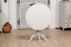 1860s Swedish Light Grey Painted Tilt Top Table with Round Top and Carved Legs - 3564864