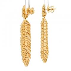 18K YELLOW GOLD 7 15 CTTW DIAMOND FEATHER DROP DANGLING EARRINGS - 2936174