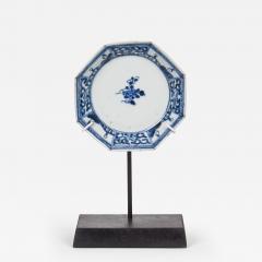 18TH CENTURY CHIEN LUNG OCTAGONAL BLUE AND WHITE PLATE MOUNTED ON STAND - 2711681