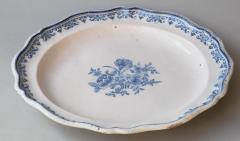 18TH CENTURY MOUSTIERS PLATE WITH A SCALLOPED RIM - 781242