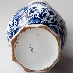 18TH CENTURY OCTAGONAL DUTCH DELFT BLUE AND WHITE WAISTED BOTTLE VASE - 3767978