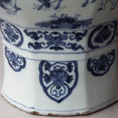 18th CENTURY DELFT OCTAGONAL BALUSTER VASE IN THE CHINOISERIE TASTE - 3768064
